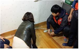 난방용품을 설치 후 확인 중인 봉사단